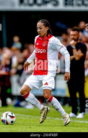 Wezep, Paesi Bassi. 14 luglio 2024. WEZEP, 13-07-2024, Sportpark Mulderssingel, football, amichevole, stagione 2024/2025, durante la partita Ajax - Rangers FC, giocatore dell'Ajax Kian Fitz-Jim Credit: Pro Shots/Alamy Live News Foto Stock