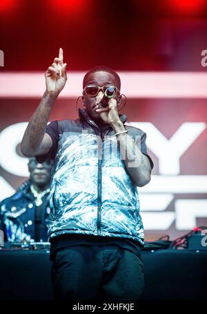 Il rapper ghanese e britannico Tinchy Stryder si esibiscono dal vivo durante l'ultima sessione eden del 2024 Foto Stock