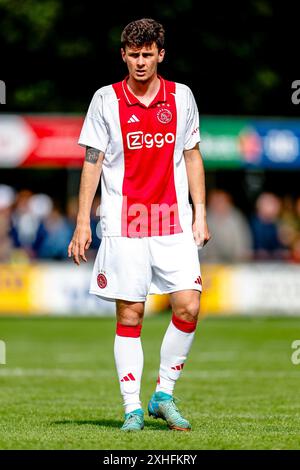 Wezep, Paesi Bassi. 14 luglio 2024. WEZEP, 13-07-2024, Sportpark Mulderssingel, football, amichevole, stagione 2024/2025, durante la partita Ajax - Rangers FC, giocatore dell'Ajax Benjamin Tahirovic credito: Pro Shots/Alamy Live News Foto Stock