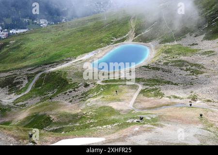 Davos. 13 luglio 2024. Questa foto scattata il 13 luglio 2024 mostra un lago sulla montagna di Davos, in Svizzera. Crediti: Lian Yi/Xinhua/Alamy Live News Foto Stock