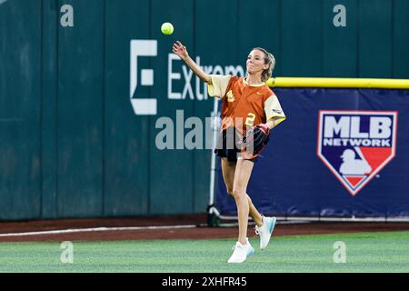 Arlington, Stati Uniti. 13 luglio 2024. L'influencer Dani Austin (2) lancia il softball sul campo all'All-Star Celebrity Softball Game presentato da Corona al Globe Life Field come parte dell'All Star Week che ha portato all'All Star Game di Arlington, Texas, sabato 13 luglio 2024. Foto di Matt Pearce/UPI credito: UPI/Alamy Live News Foto Stock