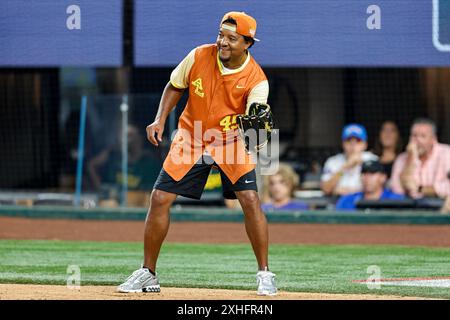 Arlington, Stati Uniti. 13 luglio 2024. Il baseball Hall of Famer Pedro Martinez (45) cattura la palla all'All-Star Celebrity Softball Game presentato da Corona al Globe Life Field come parte dell'All Star Week che conduce all'All Star Game ad Arlington, Texas, sabato 13 luglio 2024. Foto di Matt Pearce/UPI credito: UPI/Alamy Live News Foto Stock