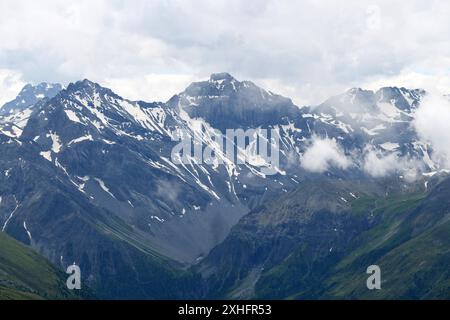 Davos. 13 luglio 2024. Questa foto scattata il 13 luglio 2024 mostra una vista delle montagne di Davos, in Svizzera. Crediti: Lian Yi/Xinhua/Alamy Live News Foto Stock