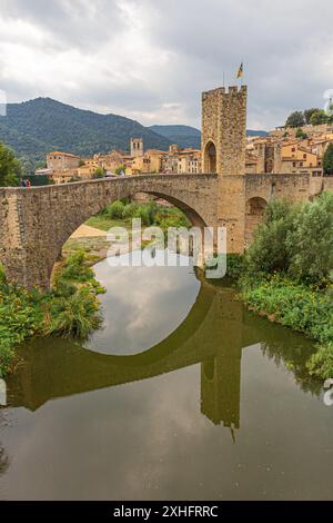 La città medievale di Besalu, Contea di Comarca, Girona, Spagna famosa per il suo romantico ponte sul fiume Fluvia Foto Stock