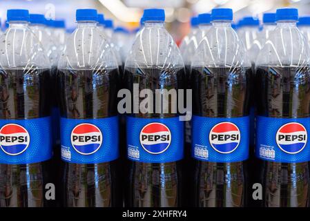 File di bottiglie di plastica con Pepsi il 5 marzo 2024 a Bangkok, Thailandia. Foto Stock