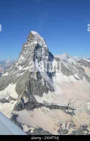 sorvolando il cervino delle alpi svizzere Foto Stock