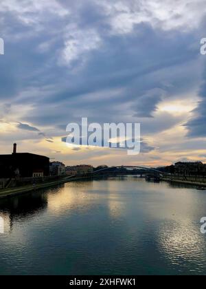 Cracovia, Polonia. Cielo al tramonto sul fiume Vistola, vista dal ponte. Foto Stock