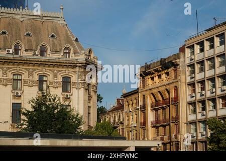 Vecchi edifici storici nella zona centrale di Bucarest, Romania Foto Stock