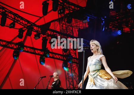 Roskilde, Danimarca. 5 luglio 2024. La cantante e cantautrice norvegese Aurora esegue un concerto dal vivo durante il festival di musica danese Roskilde Festival 2024 a Roskilde. Foto Stock