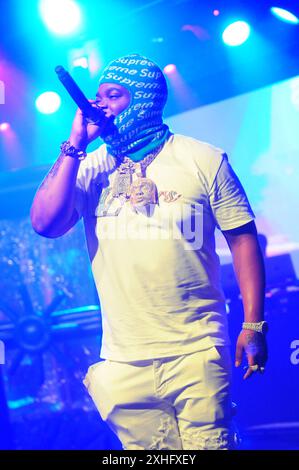 FORT LAUDERDALE, FLORIDA - 12 LUGLIO: Il rapper Bossman Dlow si esibisce dal vivo sul palco durante il "Mr. Beat the Road Tour" al Revolution Live il 12 luglio 2024 a Fort Lauderdale, Florida. (Foto di JL/Sipa USA) Foto Stock