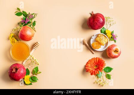 Rosh Hashanah concetto di vacanza per il Capodanno ebraico. Modello di biglietto d'auguri con simboli tradizionali: Mele, miele, melograno e fiori estivi isolati Foto Stock