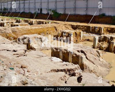 Molte pile nel mezzo di un cantiere Foto Stock