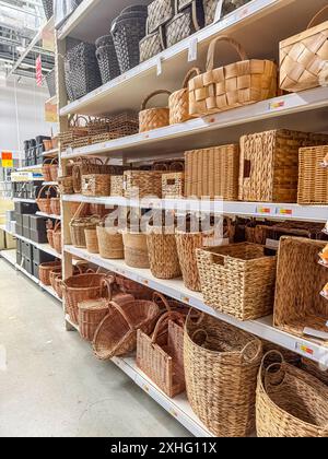 -È esposta Una collezione di borse e cesti realizzati in rattan asciutto intrecciato . Foto di alta qualità Foto Stock