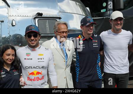 Goodwood, West Sussex, Regno Unito 14 luglio 2024. Sergio Perez, il Duca di Richmond, Max Verstappen e Mark Webber al Goodwood Festival of Speed – «Horseless to Hybrid – Revolutions in Power», a Goodwood, West Sussex, Regno Unito. © Malcolm Greig/Alamy Live News Foto Stock