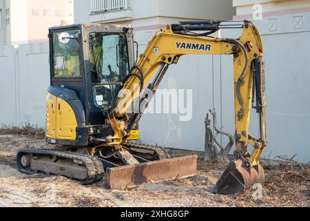 Doha, Qatar - 7 luglio 2024: Escavatore a coda zero Yanmar ViO35-6 in un cantiere. Foto Stock