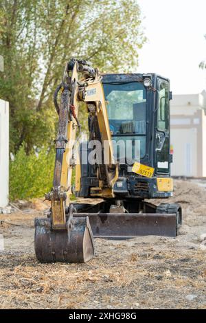 Doha, Qatar - 7 luglio 2024: Escavatore a coda zero Yanmar ViO35-6 in un cantiere. Foto Stock