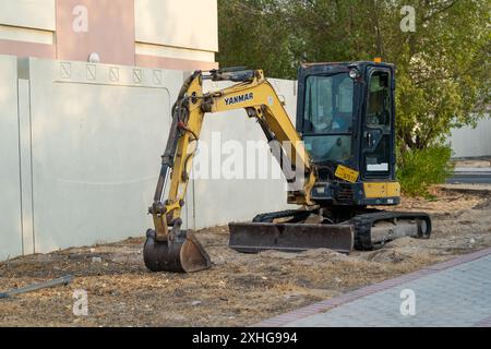 Doha, Qatar - 7 luglio 2024: Escavatore a coda zero Yanmar ViO35-6 in un cantiere. Foto Stock