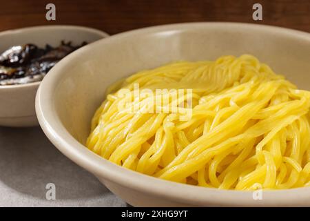 sparare il jjajang utilizzando pasta di fagioli neri tostati senza aggiungere acqua Foto Stock