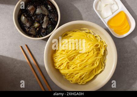 sparare il jjajang utilizzando pasta di fagioli neri tostati senza aggiungere acqua Foto Stock