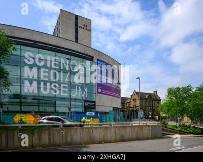 Esterno della galleria Science & Media Museum (facciata vetrata, in fase di ristrutturazione e riqualificazione, chiuso) - Bradford City Center, West Yorkshire, Inghilterra Regno Unito. Foto Stock