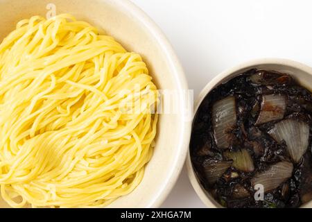 gan jjajang su sfondo bianco Foto Stock