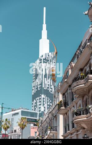 Batumi, Georgia - 13 GIUGNO 2024: Torre Batumi o Torre Batumi Technological University con ruota panoramica incorporata a Batumi, Georgia. Foto Stock