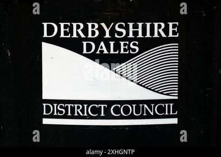 Il logo del Derbyshire Dales District Council sul bidone nero in piedi sul retro del 27 St Johns Street, Wirksworth, Derbyshire Foto Stock