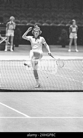 Philadelphia, PA - 25 gennaio 1978: Campionato US Pro Indoor Tennis, John McEnroe, 18 anni dilettante. Foto scattata alla partita contro Tom Gullikeen. McEnroe ha vinto. Foto Stock