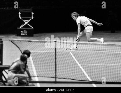 Philadelphia, PA - 25 gennaio 1978: Campionato US Pro Indoor Tennis, John McEnroe, 18 anni dilettante. Foto scattata alla partita contro Tom Gullikeen. McEnroe ha vinto. Foto Stock