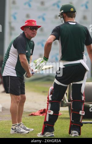 Lo Zimbabwe Cricket Team partecipa alle sessioni di allenamento al BCB Indoor Ground di Mirpur mentre si recano in Bangladesh per cinque partite di One Day International (ODI) Foto Stock