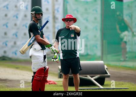 Lo Zimbabwe Cricket Team partecipa alle sessioni di allenamento al BCB Indoor Ground di Mirpur mentre si recano in Bangladesh per cinque partite di One Day International (ODI) Foto Stock