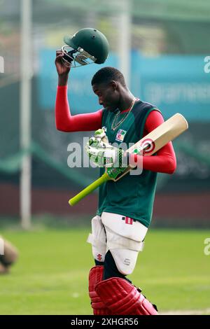 Lo Zimbabwe Cricket Team partecipa alle sessioni di allenamento al BCB Indoor Ground di Mirpur mentre si recano in Bangladesh per cinque partite di One Day International (ODI) Foto Stock