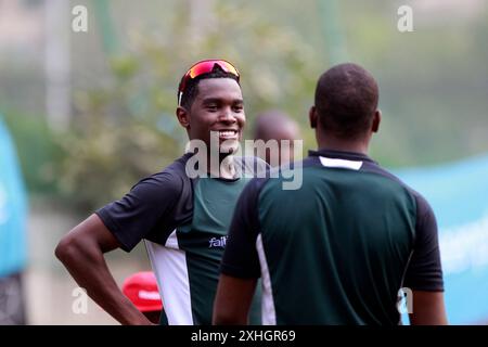 Lo Zimbabwe Cricket Team partecipa alle sessioni di allenamento al BCB Indoor Ground di Mirpur mentre si recano in Bangladesh per cinque partite di One Day International (ODI) Foto Stock