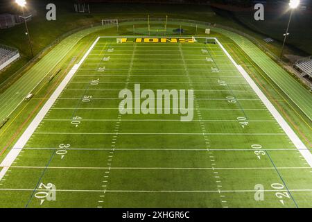 Empty High School Football Field di notte Foto Stock