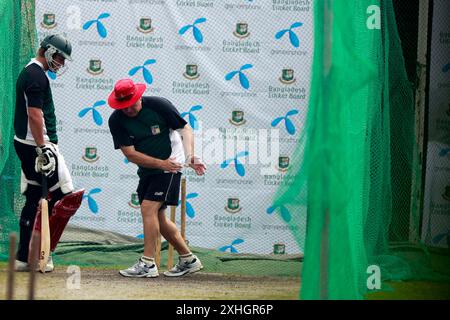 Lo Zimbabwe Cricket Team partecipa alle sessioni di allenamento al BCB Indoor Ground di Mirpur mentre si recano in Bangladesh per cinque partite di One Day International (ODI) Foto Stock