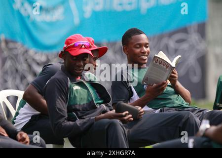 Lo Zimbabwe Cricket Team partecipa alle sessioni di allenamento al BCB Indoor Ground di Mirpur mentre si recano in Bangladesh per cinque partite di One Day International (ODI) Foto Stock