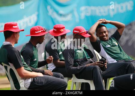 Lo Zimbabwe Cricket Team partecipa alle sessioni di allenamento al BCB Indoor Ground di Mirpur mentre si recano in Bangladesh per cinque partite di One Day International (ODI) Foto Stock