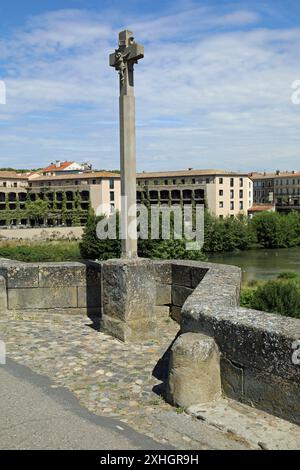 Replica della croce sul famoso ponte medievale sul fiume Aude a Carcassonne Foto Stock