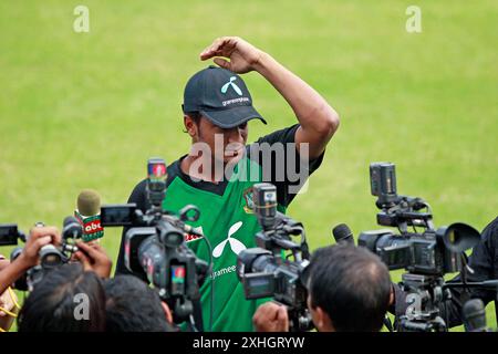 Shakib al Hasan partecipa alla conferenza stampa durante la sessione di allenamento della squadra nazionale di cricket del Bangladesh presso lo Sher-e-Bangla National Cricket Stadium di Foto Stock