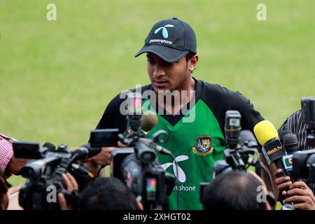 Shakib al Hasan partecipa alla conferenza stampa durante la sessione di allenamento della squadra nazionale di cricket del Bangladesh presso lo Sher-e-Bangla National Cricket Stadium di Foto Stock