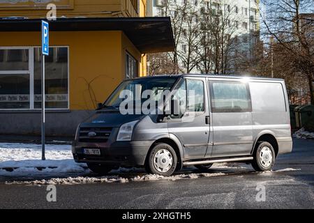 OSTRAVA, REPUBBLICA CECA - 20 GENNAIO 2021: Furgone Ford Transit Mk3 rinnovato parcheggiato in strada Foto Stock