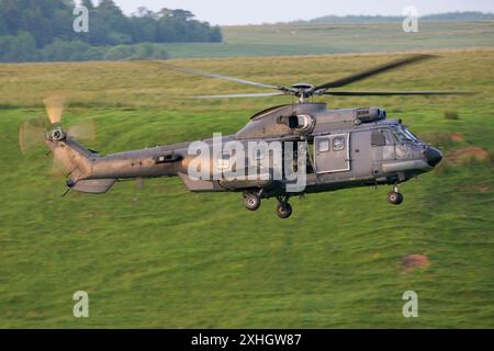 Royal Netherlands Air Force Helicopters in azione, durante l'operazione TAC Blaze 2024 a RAF Spadeadam Foto Stock