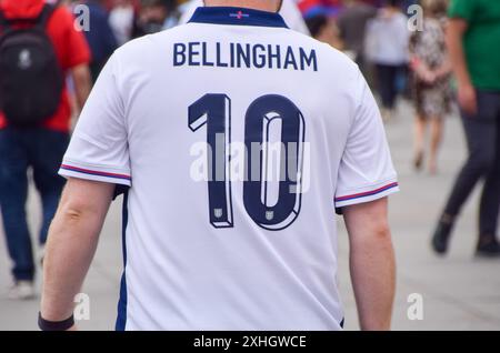 Londra, Regno Unito. 14 luglio 2024. Un tifoso inglese indossa una maglia Bellingham in vista della finale di calcio di Euro 2024 con la Spagna a Berlino. Crediti: Vuk Valcic/Alamy Live News Foto Stock