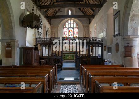 Interno della chiesa di Santa Maria Vergine, Silchester, Hampshire, Inghilterra, Regno Unito veduta della navata, schermo, coro, altare Foto Stock