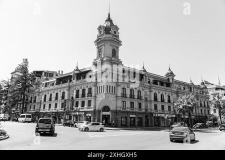 Batumi, Georgia - 13 GIUGNO 2024: Architettura tradizionale georgiana e vista sulla strada nella città di Batumi, Adjara, Georgia. Foto Stock