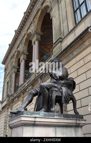 Statua di Ludwig barone di Holberg (1684-1754) di fronte al Royal Danish Theatre, Copenaghen, Danimarca Foto Stock