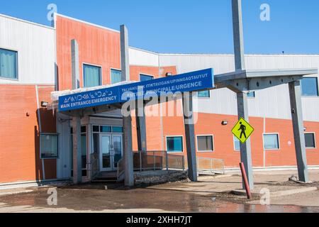 Cartello d'ingresso principale multilingue al Qikiqtani General Hospital di Niaqunngusiariaq a Iqaluit, Nunavut, Canada Foto Stock