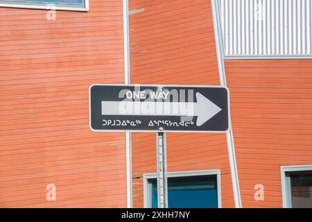 Insegna bilingue a senso unico in inglese e Inuktitut al Qikiqtani General Hospital di Niaqunngusiariaq a Iqaluit, Nunavut, Canada Foto Stock