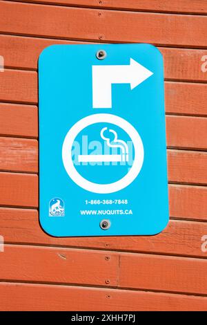 Indicazioni stradali per l'area fumatori al Qikiqtani General Hospital in Niaqunngusiariaq a Iqaluit, Nunavut, Canada Foto Stock