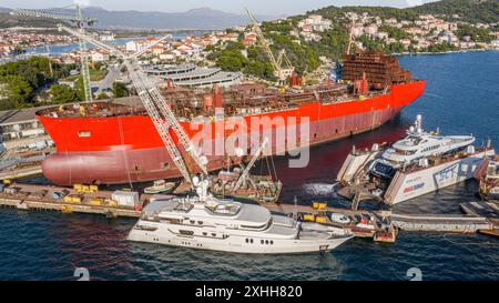 Trogir/Spalato/fiume, Croazia: Vista aerea del GOLFO DI ONEGA, nave petroliera/chimica russa, precedentemente avvistata nel cantiere navale di Brodotrogir. La costruzione di questa nave da carico, progettata per trasportare petrolio greggio alla rinfusa, è una delle più incredibili saga della storia marittima moderna. La compagnia di navigazione norvegese ODFJELL ha lanciato questo progetto di costruzione navale, visto come maledetto, ordinando 12 navi in Russia nel 2004. 20 anni e 4 costruttori navali dopo, tutti non sono riusciti a completare la nave, tutti i cantieri hanno avuto problemi finanziari o fallimento - (indagine sotto) - credito: Kevin Izorce/Alamy Live News Foto Stock